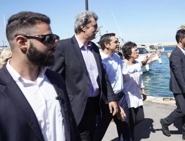 Ο κόσμος καίγεται και ο Τσίπρας στην Κρήτη έπινε τσικουδιά και ρωτούσε «γιατί δεν γεννιούνται κοπέλια» (βίντεο)